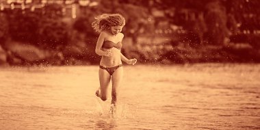 Kız plaj boyunca çalışır