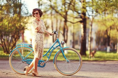 Gün batımında bisikleti ile kız