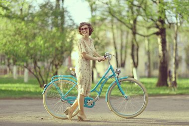 Bisiklet ile güzel kız