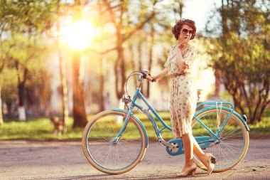 Bisiklet ile güzel kız