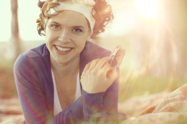 doğa üzerinde yatan kadın