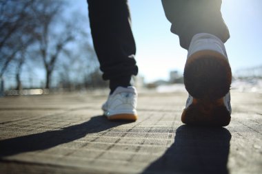 atletik bacaklarda spor ayakkabı