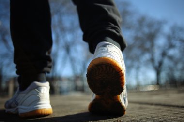 atletik bacaklarda spor ayakkabı