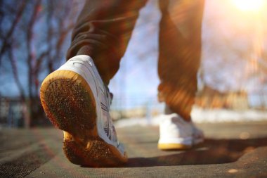 atletik bacaklarda spor ayakkabı