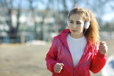 Dışında çalışan kız atlet