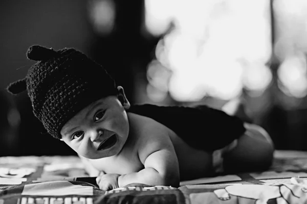 Bebé alegre en casa — Foto de Stock