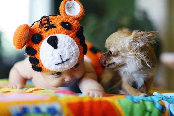 Bebé niño y perro —  Fotos de Stock