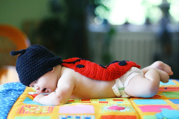 Fröhliches Baby zu Hause — Stockfoto