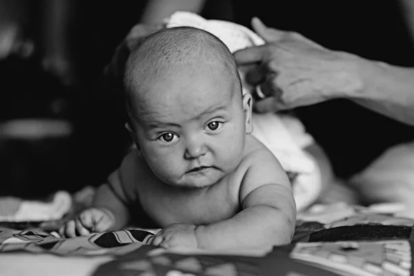 Vrolijke baby thuis — Stockfoto