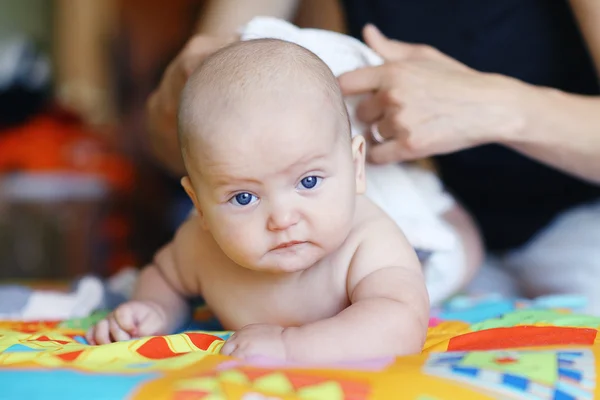 Munter baby hjemme - Stock-foto