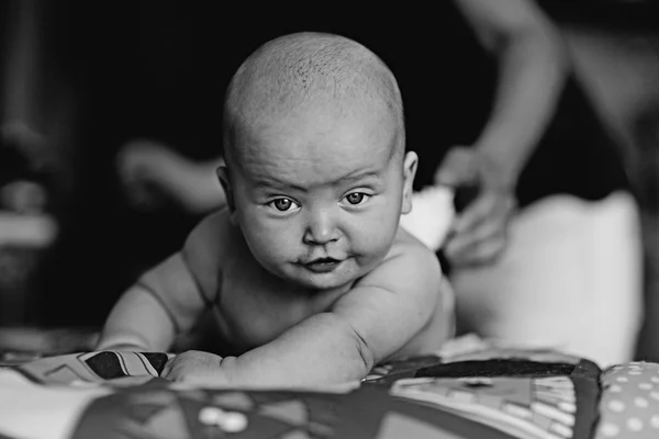 Bebê alegre em casa — Fotografia de Stock