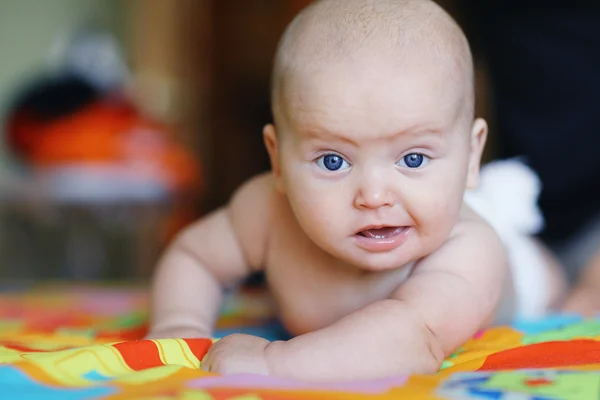 En munter baby hjemme – stockfoto