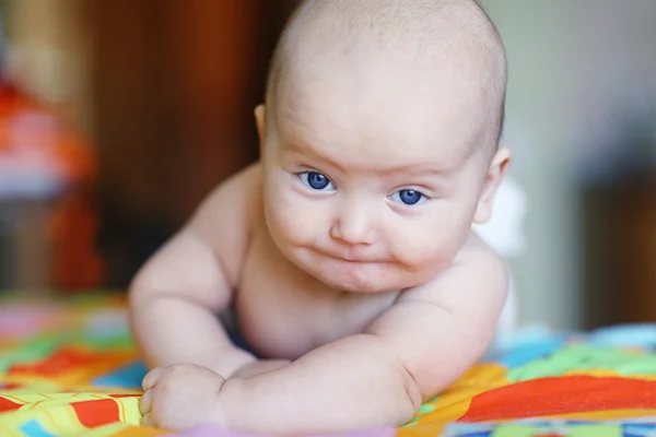 Munter baby hjemme - Stock-foto