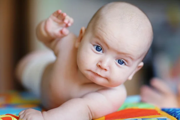 Bayi ceria di rumah — Stok Foto