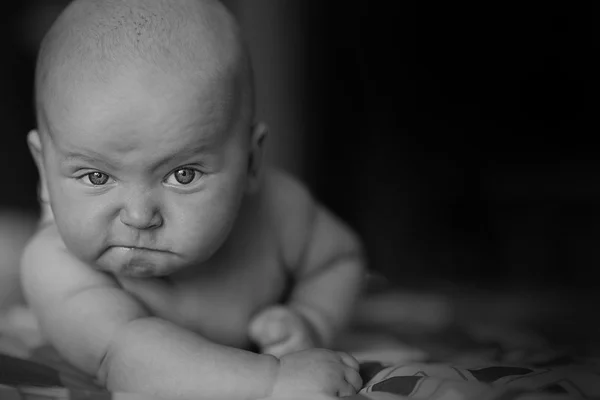 Grave bebê popa — Fotografia de Stock