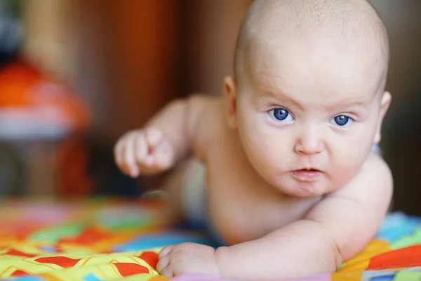 Vrolijke baby thuis — Stockfoto