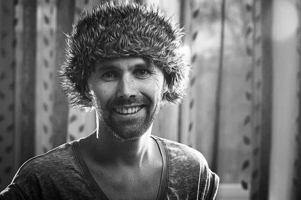 Retrato de un hombre con un sombrero de piel —  Fotos de Stock