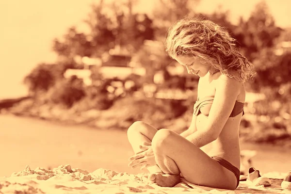 Chica tomando el sol en la playa —  Fotos de Stock