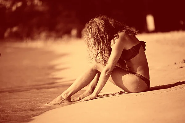 在海滩上晒日光浴的女孩 — 图库照片