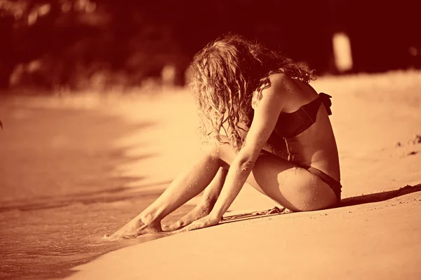 Chica tomando el sol en la playa —  Fotos de Stock