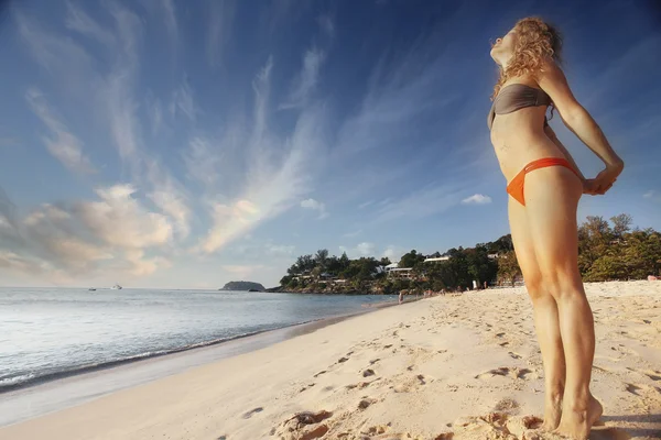 Menina tomando banho de sol na praia — Fotografia de Stock