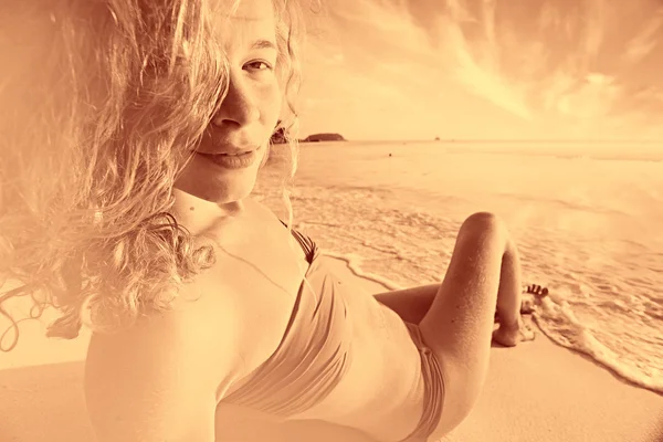 Chica tomando el sol en la playa — Foto de Stock