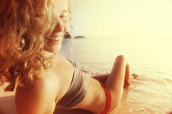 Meisje zonnebaden op het strand — Stockfoto