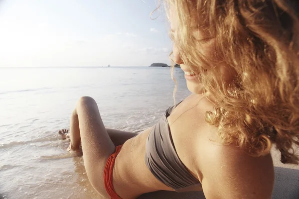 Meisje zonnebaden op het strand — Stockfoto