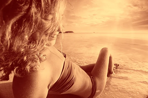 Menina tomando banho de sol na praia — Fotografia de Stock