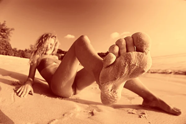 Mujer tomando el sol en la playa —  Fotos de Stock