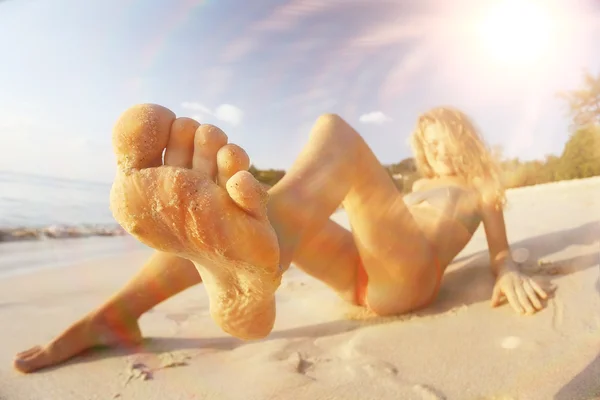 Mulher tomando banho de sol na praia — Fotografia de Stock