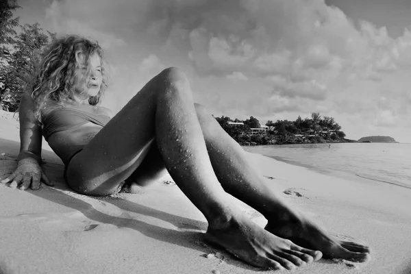 Frau sonnt sich am Strand — Stockfoto