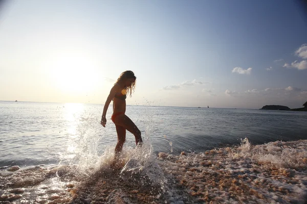 Dziewczyna biegnie wzdłuż plaży — Zdjęcie stockowe