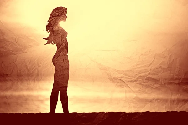 Kvinna sola på stranden — Stockfoto