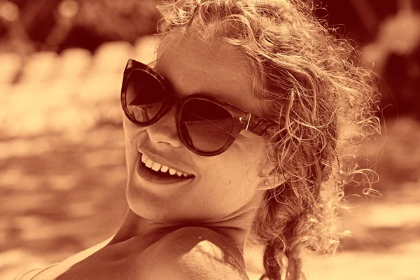 Retrato de menina em óculos de sol — Fotografia de Stock