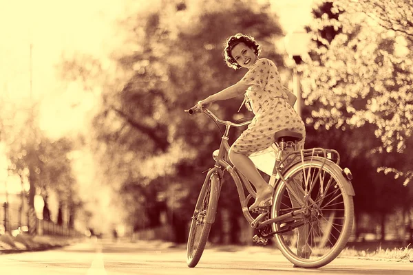 Sepia retrato de una chica hipster — Foto de Stock