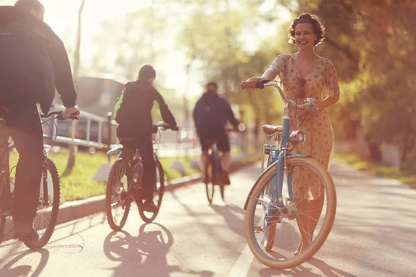 Fille avec vélo au coucher du soleil — Photo