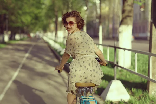 Молодая девушка на ретро-велосипеде — стоковое фото