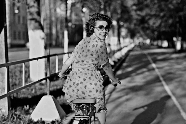 Fille sur un vélo au printemps matin — Photo