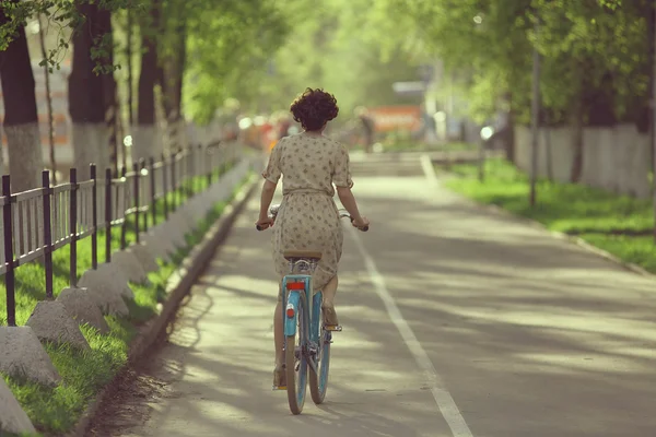 Chica joven montar bicicleta retro — Foto de Stock