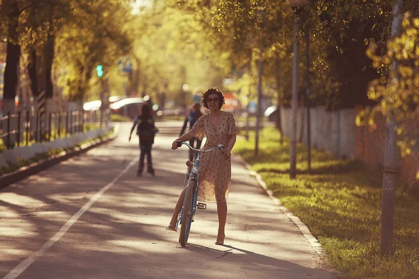 Ung flicka ridning retro cykel — Stockfoto