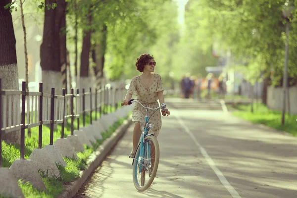 Νεαρό κορίτσι ιππασία ρετρό ποδήλατο — Φωτογραφία Αρχείου