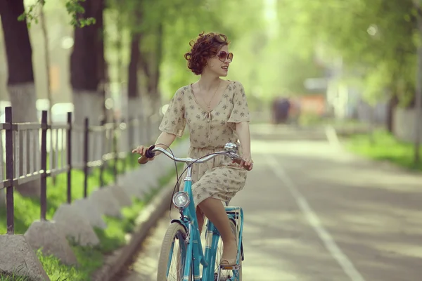 Meisje paardrijden retro fiets — Stockfoto