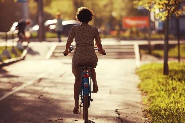 Chica joven montar bicicleta retro — Foto de Stock