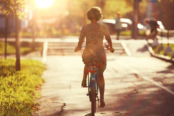 Jovem menina equitação retro bicicleta — Fotografia de Stock