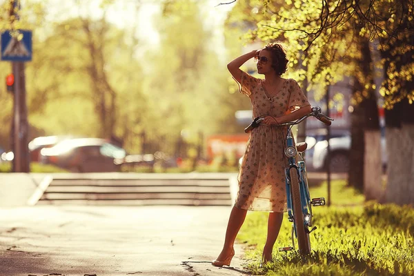 거리에 자전거를 타고 다니는 소녀 — 스톡 사진