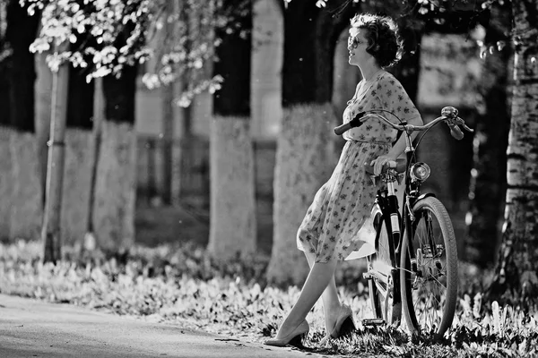 Chica con bicicleta al atardecer —  Fotos de Stock