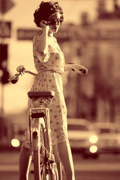 Meisje met een fiets op straat — Stockfoto