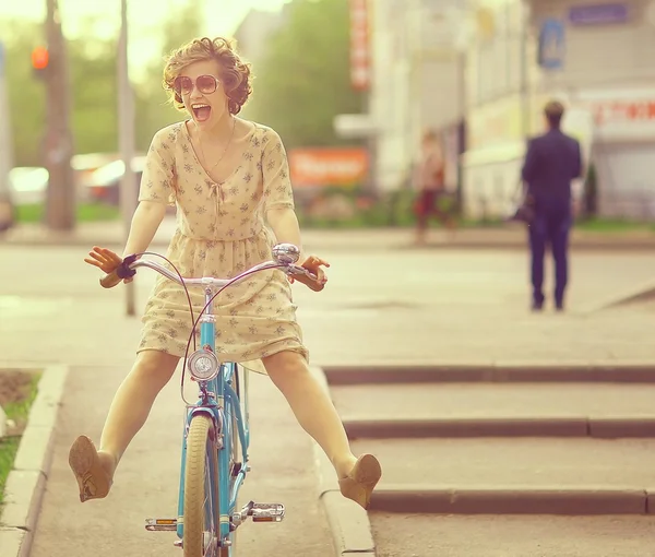 Flicka på en cykel på våren morgonen — Stockfoto