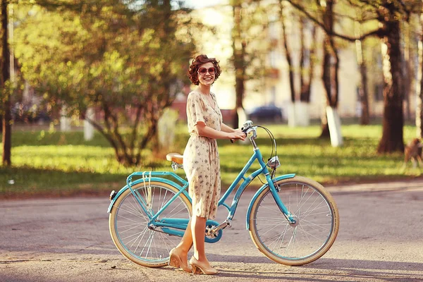 Ευτυχισμένος κορίτσι σε ένα ποδήλατο — Φωτογραφία Αρχείου